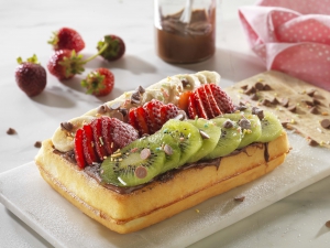 Mevsim Meyveli Waffle (Çilek, Kivi, Muz, fındıklı waffle çikolatası)