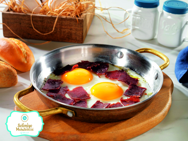 Sahanda Pastırmalı Yumurta